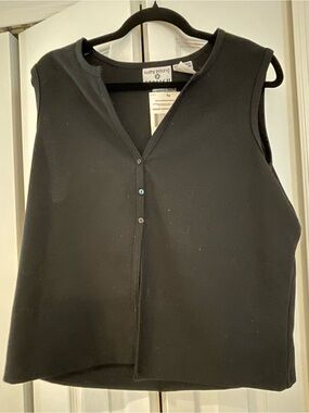 kathy ireland Black Sleeveless V-Notch Button Front Tank